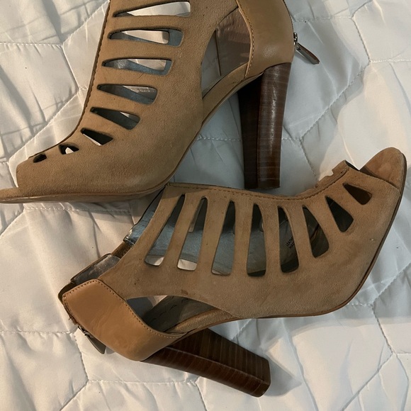 Tahari Lindy 6.5 bootie heel - Picture 2 of 5